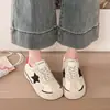 Zapatillas de entrenamiento alemanas para mujer que aumentan la altura, desgastadas, con estampado de estrellas, colección de otoño 2026 de moda, zapatos casuales retro de suela gruesa estilo Forrest Gump