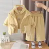 Nova coleção de outono e inverno de looks estilosos para meninas: um conjunto de três peças incluindo um colete espesso com forro de fleece, disponível para atacado