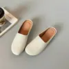 Chinelos planos minimalistas de calçar com bico redondo para mulheres, estoque disponível, adequados para uso externo, Novidade Primavera/Verão 2026, mules de meia-sapatilha fechadas