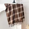 Em estoque, estilo relaxado, xale diagonal de cashmere sintético para mulheres, espessado para aquecimento, com toque luxuoso, apresentando design de listras diagonais e franjas