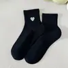 Meias Femininas Finas de Verão com Bordado de Coração Malha Respirável Algodão Meia-Calça Curta Esportiva Absorvente de Suor Versátil Meias Sem Costura