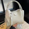 Bolso de mano de seda a la moda para mujer, nuevo y elegante bolso tote tipo cubo vintage con un toque de alta gama, bolso cruzado de gran capacidad, diseño simple