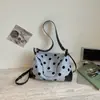 Bolsa de Bolinhas Grande Capacidade Estilo Relaxado para Mulheres, Nova Bolsa de Ombro para o Trabalho Verão 2026 com Alto Valor Estético e Personalidade Única