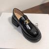 Loafers de sola grossa estilo britânico Triomphe sapatos de couro pequeno salto grosso das mulheres sapatos de elevação de salto preto slip-on sapatos individuais