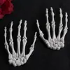 Manos de Esqueleto de Halloween Garras Adornos de Terror Huesos de Mano de Fantasma de Plástico Accesorios Decorativos Juguetes Colgantes Venta al por Mayor Garras de Mano