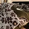 Juego de Cuatro Piezas Estilo Merade de Imitación de Piel de Conejo de Lujo Ligero Clase A Sábana Bajera Gruesa de Coral Fleece Retro Funda de Edredón