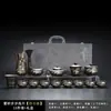 Juego de té de arcilla púrpura con diseño de bambú dorado, que incluye una tetera y tazas de servicio para uso doméstico, con un asa para prevenir quemaduras y asegurar la distribución uniforme del té