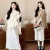 Nueva ropa de maternidad de otoño e invierno: un conjunto de dos piezas que presenta un cárdigan de punto con detalles trenzados y flecos, combinado con un vestido de punto que cubre el vientre y crea un efecto adelgazante