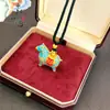 Tienda de Oro Mismo Estilo Colgante Antiguo de Esmalte Dorado Flor de Durazno con Diseño de Caballo, Nuevo Estilo Chino Colgante de Caballo del Zodiaco