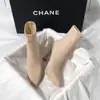 Botines impermeables de plataforma con tacón alto en color nude, un look moderno y elegante para 2026, con acabado de gamuza, tacón grueso, punta fina y efecto adelgazante