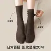 Calcetines de lana color café para mujer 2026 nuevo estilo popular temporada de otoño e invierno calcetines marrones de media pantorrilla sin costuras postparto holgados largos