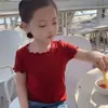 Nova Camiseta de Seda Gelada Manga Curta Estilo Coreano para Meninas, Roupa de Verão para Bebês, Top Listrado Versátil Estiloso com Borda de Babado para Crianças Pequenas