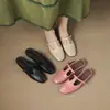 Cómodas Mules de Cuero Estilo Francés de 1.5cm para Mujer, Calzado de Verano para Exteriores, Sandalias Planas Slip-On Color Rosa y Blanco Roto.
