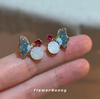 Arte de pintura al óleo francés esmalte pintado pequeños aretes de mariposa diseño de nicho de ópalo aguja de plata s925 aretes de flor