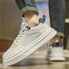 Zapatos para hombre 2026 nuevos de verano de malla transpirable de alta gama deportivos casuales para adolescentes, suela gruesa modernos zapatos blancos