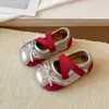 Sapatos de Couro Macio com Laço Fofo para Bebê Estilo Primavera e Outono 2026 Sapatos Pequenos de Couro para Meninas Sapatilhas Versáteis de Solado Macio para Bebê