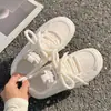 Zapatos blancos pequeños de suela gruesa para mujer 2024 nuevo otoño transpirables con falda leche fufu casual deportivos ligeros versátiles zapatos de skate