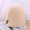Sombrero para Mujer Otoño e Invierno Color Sólido Tela con Letras Sombrero Cubo Mostrando la Cara Terciopelo de Cordero Pequeño Sombrero de Pescador Cálido de Invierno para Amantes