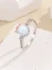 Anillo de luna iridiscente de lujo ligero transfronterizo para mujer, diseño único, elegante y versátil para el trabajo, joyería al por mayor en stock