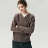 Suéter 25% seda de amoreira, 75% cashmere para mulheres, com padrão floral, gola V, ombros raglã, modelagem solta, estilo relaxado e textura tricotada grossa.