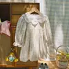 Coleção Outono 2026: Vestido floral bordado estilo coreano para meninas, com uma doce gola de pétala e mangas compridas, adequado para crianças de 1 a 8 anos