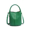 Bolso de Mano Nuevo Estilo Tejido a Mano Puro Moda Casual Versátil Bolso Cubo Lujo Ligero Simple Bolso de Hombro de Gama Alta