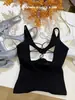 Camisole de Algodão Canelado Costas Nuas Cruzadas com Bojos de Látex Fixos, Caimento Justo, Adequado para Usar em Camadas ou Sozinho