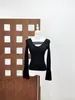Novo Estilo Hot Girl Cropped de Tricô Vazado com Decote V para Mulheres em Preto e Branco, Ombro a Ombro, Ajuste ao Corpo, Manga Longa, Top para Camada Interna
