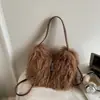 Bolso Peludo de Alta Gama Transfronterizo para Mujer 2026 Nuevo Otoño e Invierno de Moda Bolso de Hombro Tote de Felpa de Piel de Oveja Sintética de Gran Capacidad Moderno
