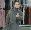 26 Casaco Novo Estilo com Design Elegante, Gola Grande de Pelo, Comprimento Médio, Gola Reversível, Estilo Chanel, Longo de Botão Duplo, Mangas Longas, Gola Alta