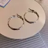 Estilo Minimalista Ins Pendientes de Aro Redondos con Pasador de Plata Moda Sencilla Personalidad de Viajero Pendientes Versátiles Lujo Ligero Pendientes de Gama Alta