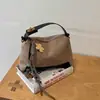 Bolso retro de moda, nueva colección de otoño 2026 para mujer, bolso de hombro de nicho para el día a día, elegante bolso cruzado