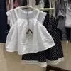 Roupas Infantis Estilo Floresta 2026 Verão Novo Doce Vestido de Suspensório para Meninas, Camisa Boneca Cor Sólida, Camiseta Básica, Conjunto de Calça de Bolinhas