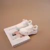 Zapatillas de Entrenamiento Pequeñas De Zapatos Rojos Suela Suave Zapatillas Blancas de Tabla Zapatos para Niñas 2026 Zapatos de Niña Primavera Nuevo Estilo Zapatos de Princesa para Niñas