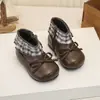 Colección otoño/invierno 2026: Zapatos para caminar de bebé estilo coreano, botines para niña con lazo y forro de felpa, y botines de moda a cuadros para niñas pequeñas