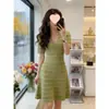 Vestido de Punto Corto con Escote en V Estilo Chanel para Mujer, Nuevo Modelo Verano 2026, Sensación de Alta Gama, Ceñido a la Cintura, Adelgazante, Elegante Vestido Corto
