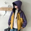 Jaqueta corta-vento com capuz e blocos de cor estilo esportivo ao ar livre para meninas Outono/Inverno 2026 Jaqueta de trabalho à prova de vento para crianças Peça versátil