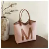 Bolso de hombro casual grande de estilo vintage de principios de primavera 2026 con letra simple nuevo moderno para mujer