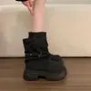Botas femininas estilo retrô da marca Martin, nova coleção outono 2026, com fivelas de cinto, design de bota de perna larga, solas grossas para altura extra e um estilo moderno no comprimento do tornozelo.