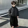 Conjunto de Ropa de Invierno para Niños 2026 Nuevo Elegante Estilo Otoño/Invierno para Bebé Chaqueta Rayada Conjunto de Tres Piezas Ropa de Invierno para Niños