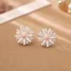 Pendientes de Flor de Margarita Dulces y Delicados 2026 Pendientes Frescos Versátiles Nicho Versátiles Pendientes Elegantes de Gama Alta