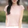 Suéter de Tricô com Gola Alta Meia-Boca em Lã Fina, Mangas Curtas com Pequenos Babados, Base em Tricô Jacquard Vazado para Mulheres - Coleção Primavera/Verão 2026