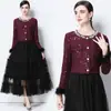 Foto Real de Elegante Conjunto de Duas Peças com Jaqueta Pequena Perfumada Ajustada na Cintura com Pedras Preciosas e Saia de Gaze, Comprimento Médio