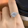 Anillo de Plata de Ley S925 Moda Micro-Pavimentado Moissanita Color D Anillo de Dedo de Temperamento Clásico Lujo Ligero Boda Anillo de Boda para Mujer Joyería de Mano