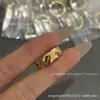 Anillo de rejilla de diamantes V oro Coco versión ancha estrecha Estilo pequeño Chanel medio diamante mecanizado de precisión CNC color dorado rosa 18K retención de color regalo para niñas
