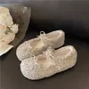 Sapatos fofos com forro de fleece e bico raso para mulheres, sapatos baixos de algodão, mocassins doces e quentes 2026, novo estilo versátil para outono e inverno