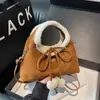 Bolsa Feminina 2026 Outono/Inverno Nova Bolsa de Mão Estilo Retrô Saco de Balde Alto Valor de Aparência Textura Nicho Plush Bolsa Transversal