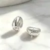 Pendientes de aro con forma de C, estilo europeo y americano, incrustados con diamantes de estrella y luna, ligeros y lujosos, con un diseño de aro de metal liso y pulido, venta al por mayor para joyería femenina de nicho.