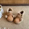 Inverno 2026 Novo Estilo Moda Feminina Botas Curtas com Pom-pom Estilo Coreano Moda Sapatos Quentes de Algodão Botas Birkenstock Infantis Atacado