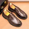 Sapatos casuais masculinos de couro genuíno, versáteis para primavera e outono, respiráveis, antiderrapantes, com sola macia, adequados para homens de meia-idade, populares para negócios e confortáveis